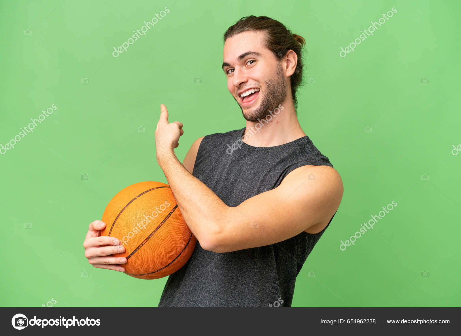 Jovem Jogador Basquete Homem Sobre Fundo Isolado Apontando Para Trás fotos,  imagens de © luismolinero #654962238