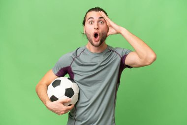 Genç yakışıklı futbolcu, izole edilmiş, sürpriz bir ifadeyle.