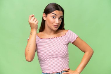 Yeşil krom arka planda izole edilmiş genç beyaz kadın İtalyan jestleri yapıyor.