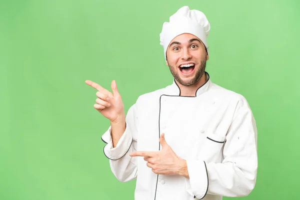 Jonge Knappe Chef Kok Man Geïsoleerde Achtergrond Verrast Wijzen Kant — Stockfoto