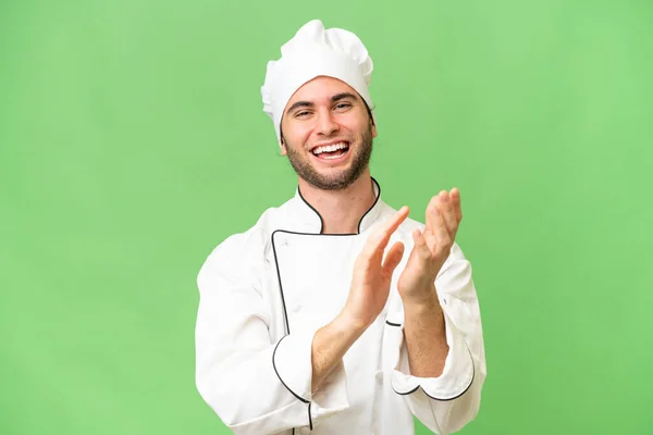 Junger Gutaussehender Koch Über Isolierten Hintergrund Applaudiert Nach Präsentation Einer — Stockfoto