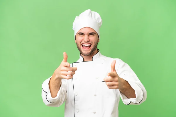 Mladý Pohledný Kuchař Muž Přes Izolované Pozadí Ukazuje Přední Usmívá — Stock fotografie