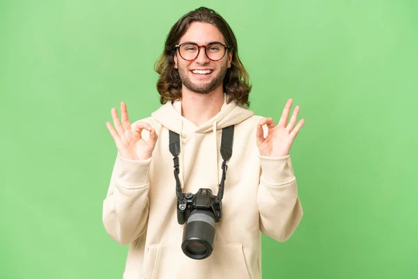 Mladý Fotograf Muž Izolovaném Pozadí Ukazuje Znamení Prsty — Stock fotografie