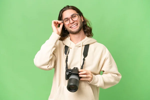 Jonge Fotograaf Man Geïsoleerde Achtergrond Met Bril Gelukkig — Stockfoto