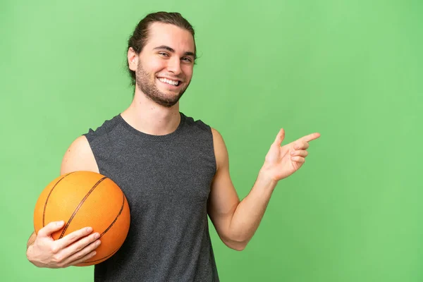Ung Basketspelare Man Över Isolerad Bakgrund Pekar Finger Sidan — Stockfoto