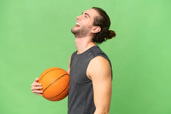 年轻的篮球运动员越过孤立的背景 侧身大笑着 — 图库照片