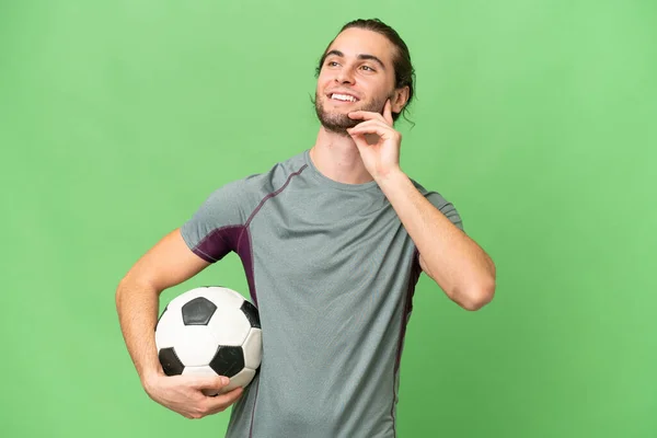 Jonge Knappe Footballspeler Man Geïsoleerde Achtergrond Denken Een Idee Terwijl — Stockfoto