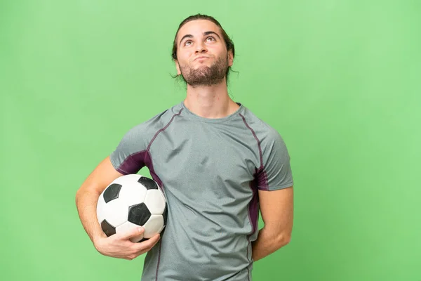 Giovane Giocatore Calcio Bello Uomo Sfondo Isolato Guardando Alto — Foto Stock