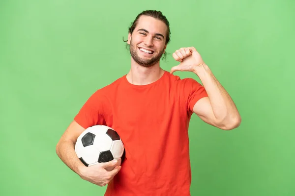 Giovane Bell Uomo Isolato Sfondo Cromatico Verde Con Pallone Calcio — Foto Stock