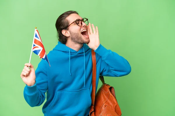 Mladý Pohledný Muž Drží Britskou Vlajku Nad Izolovaným Pozadím Křičí — Stock fotografie