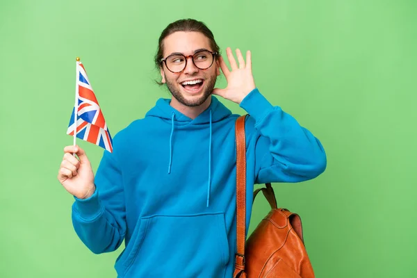 Mladý Pohledný Muž Drží Britskou Vlajku Nad Izolovaným Pozadím Něco — Stock fotografie