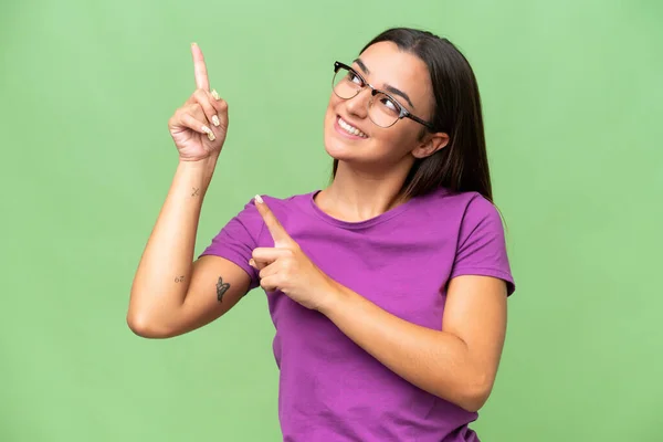 Mujer Joven Caucásica Aislada Sobre Fondo Croma Verde Señalando Con — Foto de Stock