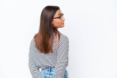 Beyaz arka planda izole edilmiş beyaz tenli genç bir kadın.