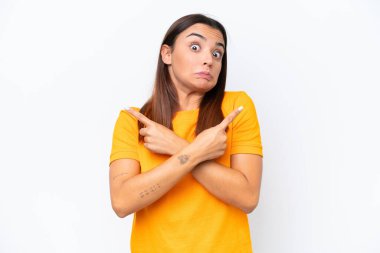 Beyaz arka planda izole edilmiş genç beyaz kadın, yan taraftakilerin şüphelerine işaret ediyor.