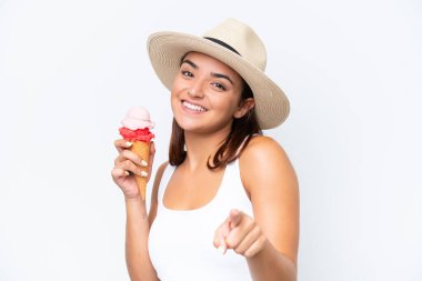 Beyaz arka planda izole edilmiş kornet dondurmalı beyaz bir kadın kendine güvenen bir ifadeyle sana parmak basıyor.