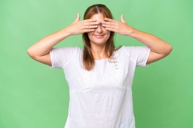 Orta yaşlı beyaz bir kadın izole edilmiş bir geçmişi var. Gözleri kapalı ve gülümsüyor.