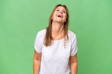 Orta yaşlı beyaz bir kadın izole bir geçmişle gülüyor.