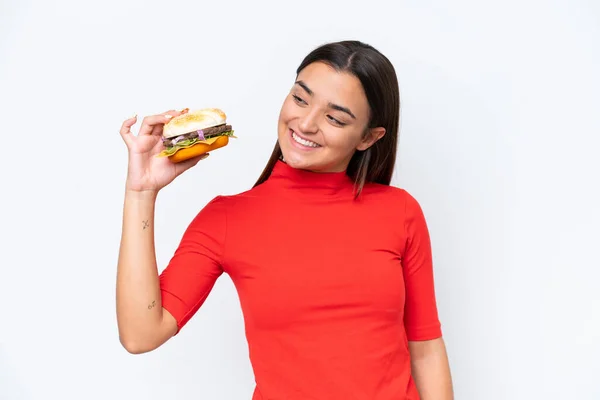 Młoda Kaukaska Kobieta Trzyma Hamburgera Białym Tle Szczęśliwą Ekspresją — Zdjęcie stockowe