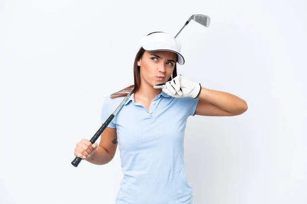 在白人背景下打高尔夫球的年轻的高加索女人 有着怀疑和思考 — 图库照片