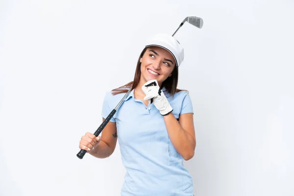 年轻的高加索女人打高尔夫球时被白色背景隔离 仰视着 — 图库照片
