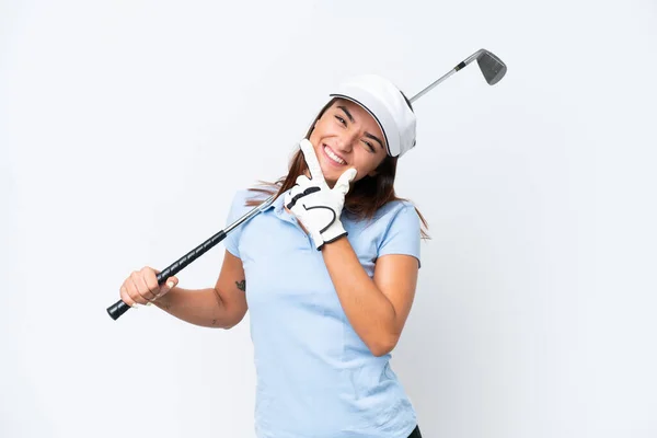 年轻的高加索女人在白色背景下孤身一人打高尔夫球 开心地微笑着 — 图库照片