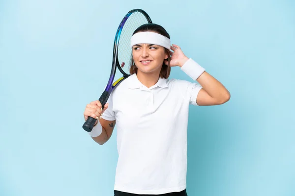 Jeune Joueuse Tennis Femme Isolée Sur Fond Bleu Ayant Des — Photo