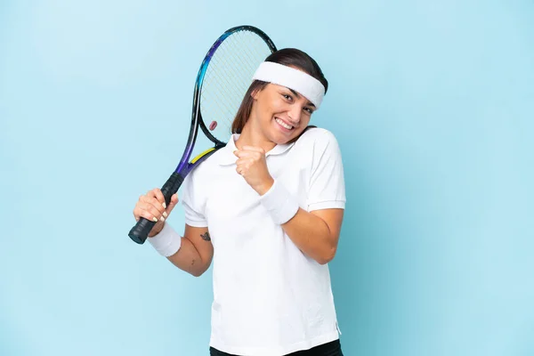 勝利を祝う青の背景に隔離された若いテニス選手の女性 — ストック写真