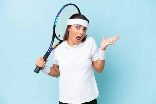 Genç Tenisçi Kadın Mavi Arka Planda Izole Edilmiş Şok Olmuş — Stok fotoğraf