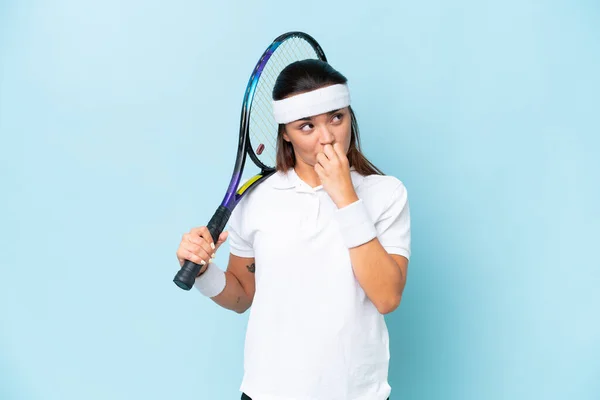 Молода Тенісистка Ізольована Синьому Фоні Має Сумніви — стокове фото