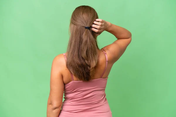 中年妇女背对背 思维超脱孤立背景 — 图库照片