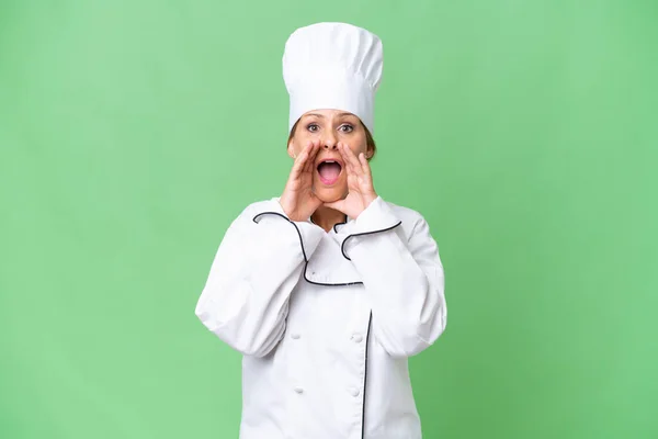 Middelbare Leeftijd Chef Kok Vrouw Geïsoleerde Achtergrond Schreeuwen Kondigen Iets — Stockfoto