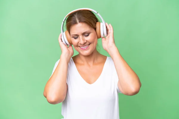 Mujer Caucásica Mediana Edad Sobre Fondo Aislado Escuchando Música —  Fotos de Stock