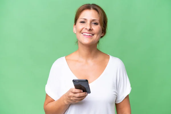 Donna Caucasica Mezza Età Sfondo Isolato Utilizzando Telefono Cellulare — Foto Stock