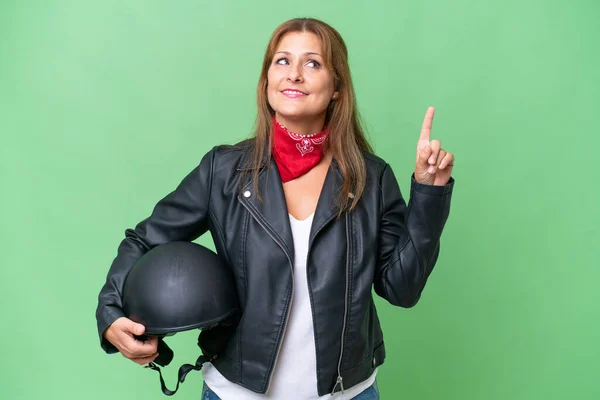 中年Caucasian女性とともにオートバイヘルメット上の隔離された背景指摘素晴らしいですアイデア — ストック写真
