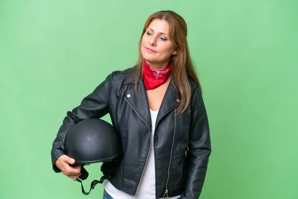 Кавказька Жінка Середнього Віку Мотоциклетним Шоломом Над Ізольованим Тлом Дивлячись — стокове фото