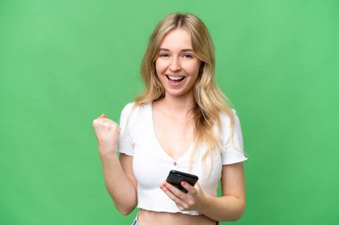 Galibiyet pozisyonunda telefonla izole edilmiş genç bir İngiliz kadın.