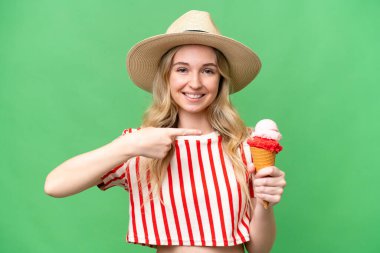 Kornet dondurması ile izole edilmiş arka planı olan genç bir İngiliz kadın.