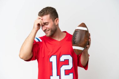 Beyaz arka planda izole edilmiş rugby oynayan beyaz bir adam gülüyor.