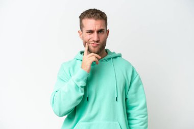 Beyaz arka planda soyutlanmış yakışıklı beyaz bir adam.