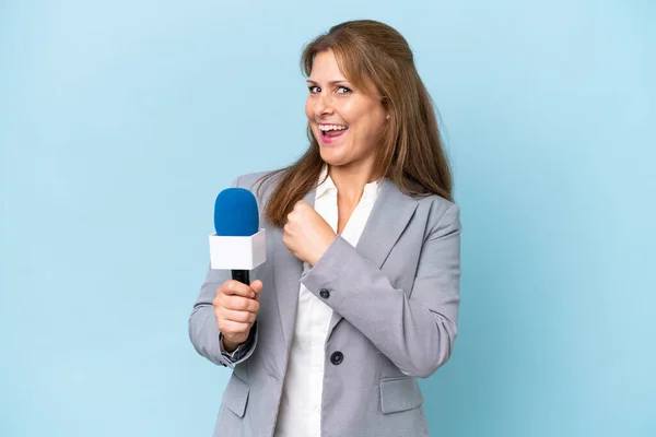 Presentadora Televisión Mediana Edad Mujer Sobre Fondo Azul Aislado Celebrando — Foto de Stock