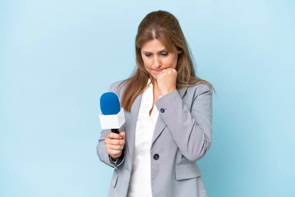 Mujer Presentadora Televisión Mediana Edad Sobre Fondo Azul Aislado Que —  Fotos de Stock