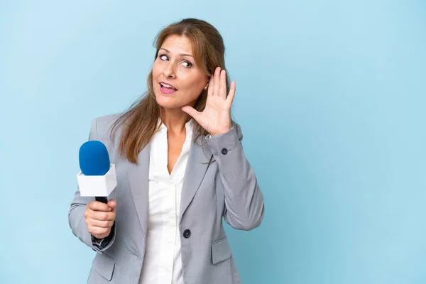 Mujer Presentadora Televisión Mediana Edad Sobre Fondo Azul Aislado Escuchando — Foto de Stock