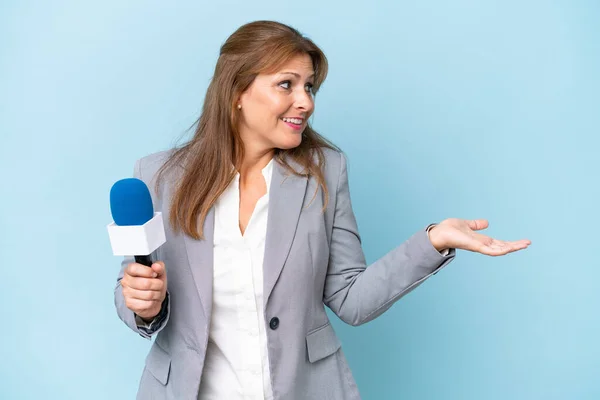 Orta Yaşlı Televizyon Sunucusu Kadın Mavi Arka Planda Sürpriz Bir — Stok fotoğraf
