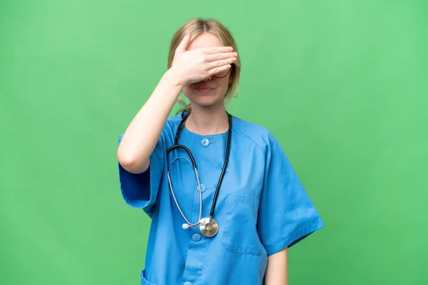 Ung Sjuksköterska Engelska Kvinna Över Isolerad Bakgrund Täcker Ögon Med — Stockfoto