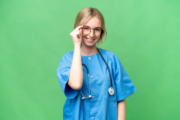 若いです看護師英語女性上の隔離された背景で眼鏡と幸せな — ストック写真
