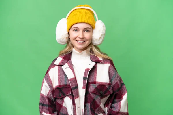 年轻的英国女人披着冬衣 背对着孤独的背景笑 — 图库照片