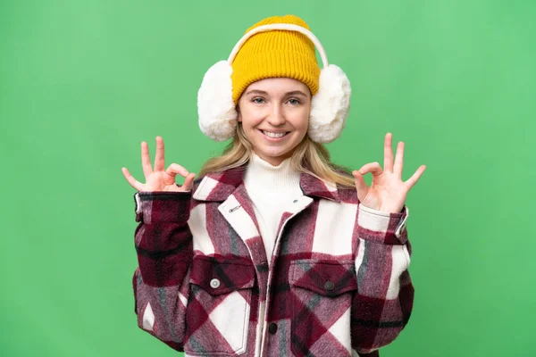 Young English Woman Wearing Winter Muffs Isolated Background Showing Sign — Stock Photo, Image