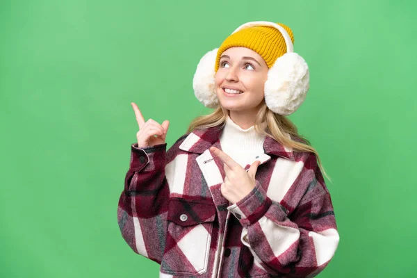 Νεαρή Αγγλίδα Που Φοράει Χειμωνιάτικες Μανσέτες Πάνω Απομονωμένο Φόντο Δείχνοντας — Φωτογραφία Αρχείου