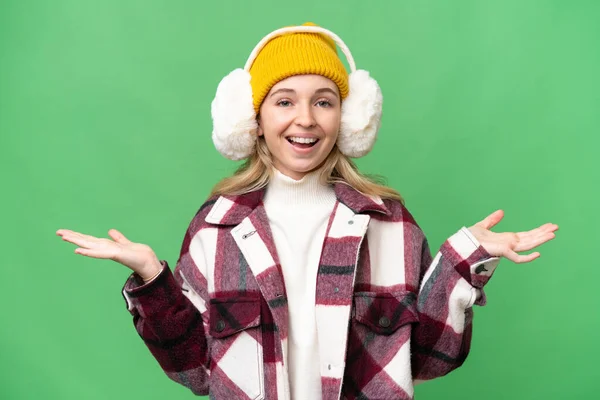 Νεαρή Αγγλίδα Που Φοράει Χειμωνιάτικες Μανσέτες Απομονωμένο Φόντο Σοκαρισμένη Έκφραση — Φωτογραφία Αρχείου