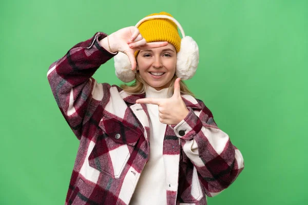 Jovem Inglesa Vestindo Muffs Inverno Sobre Fundo Isolado Focando Rosto — Fotografia de Stock